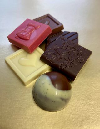 Co vás čeká v našem degustačním adventním kalendáři? Každý den jiná čokoláda, oříšky a mandle v čokoládě nebo úplně nová...