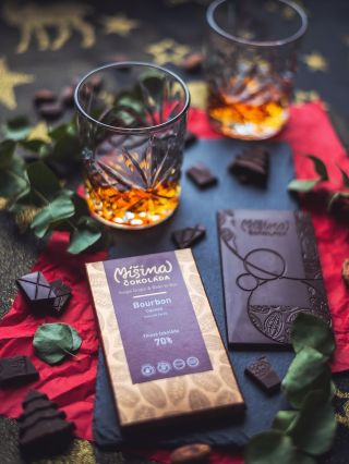 NOVINKA 🥃🍫 Tmavá čokoláda s bourbonem spojuje kvalitní kakaové boby s noblesními tóny bourbonu Jim Beam. V čokoládě...